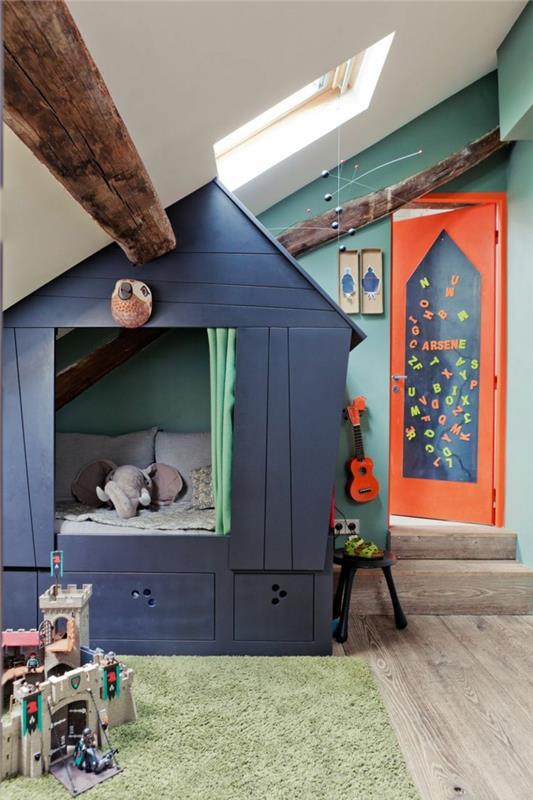 lastenhuone, jossa viisto kattovuode kapealla puutalolla harmaansininen avoin kattopalkki vihreä syväpaalumatto