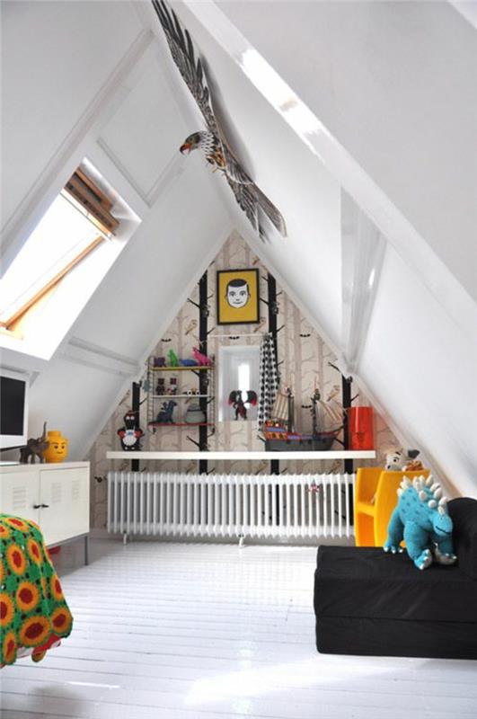 lastenhuone, jossa viisto kattovuode lämmitys sivupöydän lipasto valkoiset seinähyllyt ullakkoparvi
