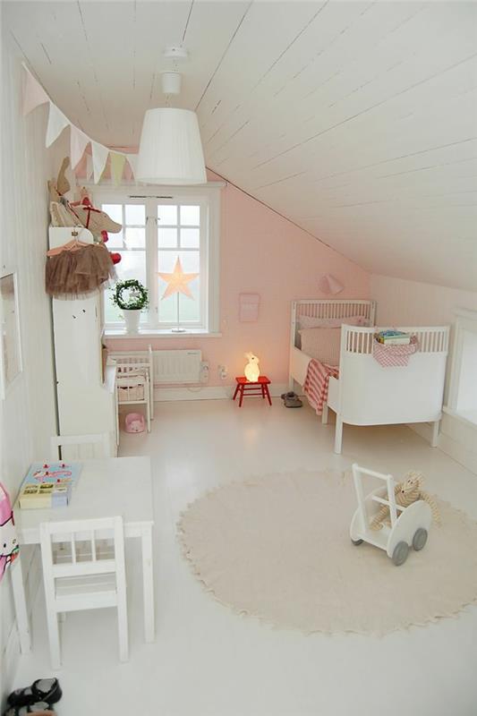 lastenhuone sängyllä valkoinen kangas seppele pyöreä matto valkoinen hyllyt pöytä
