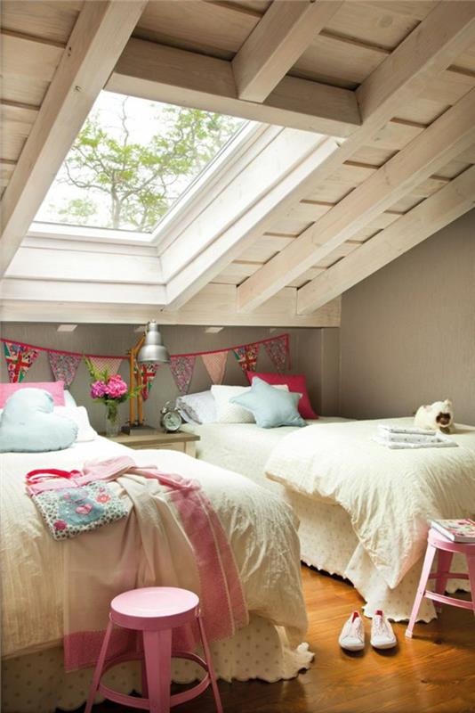 Lastenhuone, jossa viisto katto ullakko vuoteet ullakko kattoikkuna vaaleanpunainen jakkara