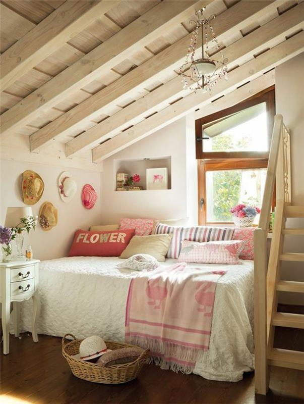 lastenhuone, jossa viistot kattopalkit puuseinän koristeluhatut pajukori vuode vintage yöpöytä mökin tyyli