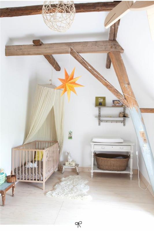lastenhuone, jossa viistot kattopalkit luonnonpuuta vauvan sänky lampaannahka pajukori sivulauta vintage vauvan huone