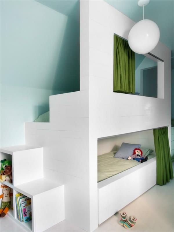 lastenhuone, jossa kalteva kerrossänky säilytystilaa lelut vihreät verhot