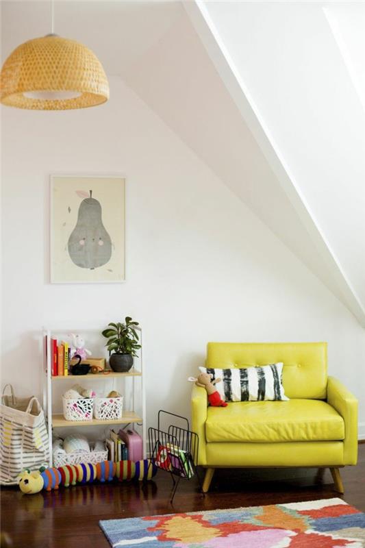 lastenhuone, jossa viisto katto nahkainen nojatuoli kelta-vihreä sivupöytä värikäs lasten matto