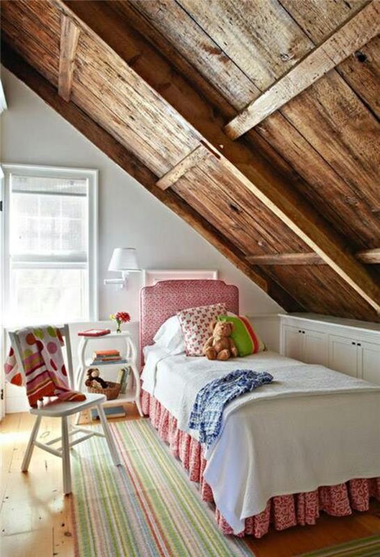 lastenhuone, jossa viisto katto maalaismainen sisustus raidallinen matto sänky tuoli yöpöytä vintage