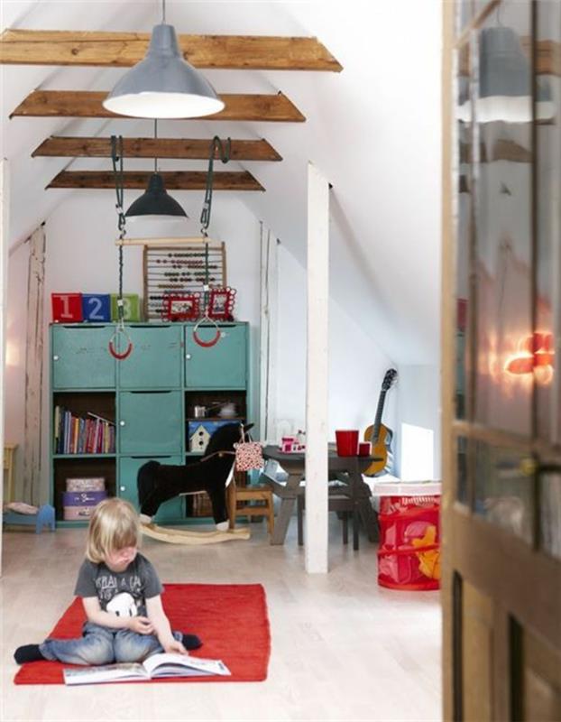 lastenhuone, jossa viisto katto leikkialue lasten avoimet kattopalkit riippuvalaisimet teolliset