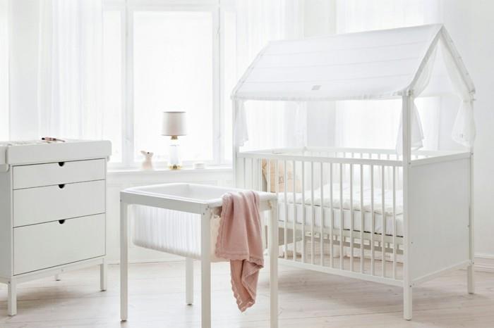 lastenhuone skandinaavinen vauvan sänky valkoinen lipasto puulattialaudat brit co