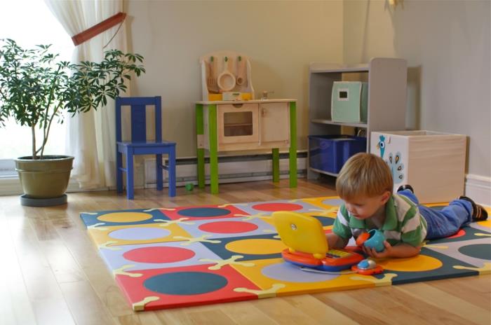 lastenhuone matto värillinen poikien huone pieni poika leikkii