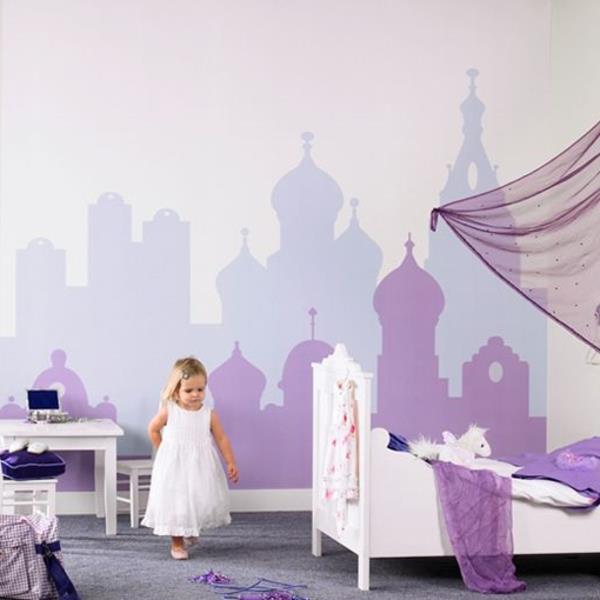 lastenhuoneen seinät koristavat kaunista seinämaalausta