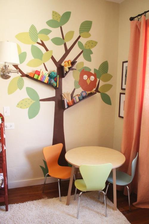 lastenhuoneen sisustus seinä tarrat puu hyllyillä