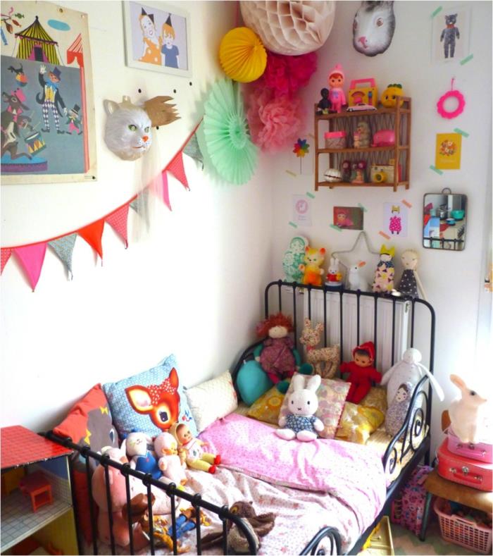 lastenhuoneen suunnittelu valkoiset seinät värillinen lastenhuoneen sisustussänky