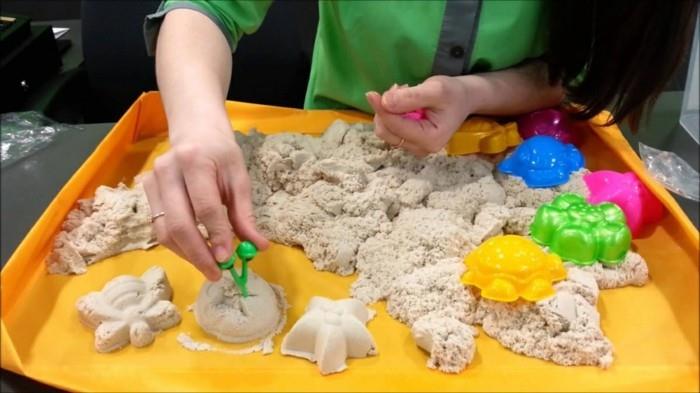 Kineettisen hiekan tekeminen on lasten leikkiä