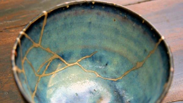 kintsugi halkeilevan keramiikan korjaamiseen