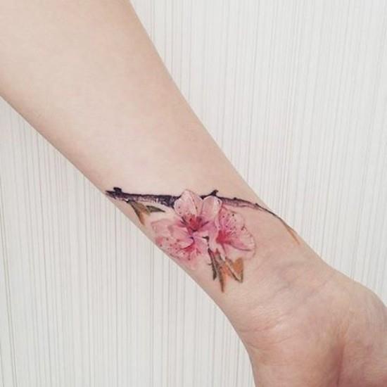 kirsikankukka -tatuointi ranteessa
