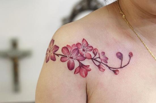 kirsikankukka tatuointi idea olkapää