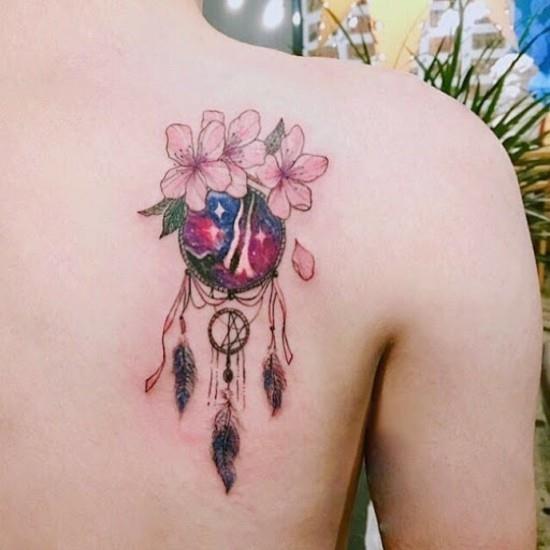 kirsikankukka -tatuointi, jossa unelma sieppari takaisin