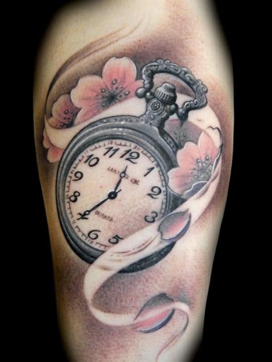 kirsikankukka tatuointi kellon olkavarren kanssa