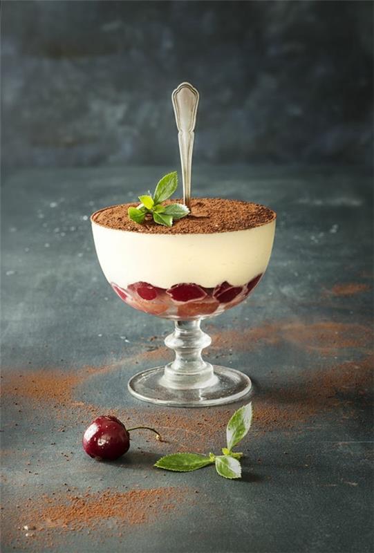 kirsikat kaakaotiramisu lasisessa reseptissä