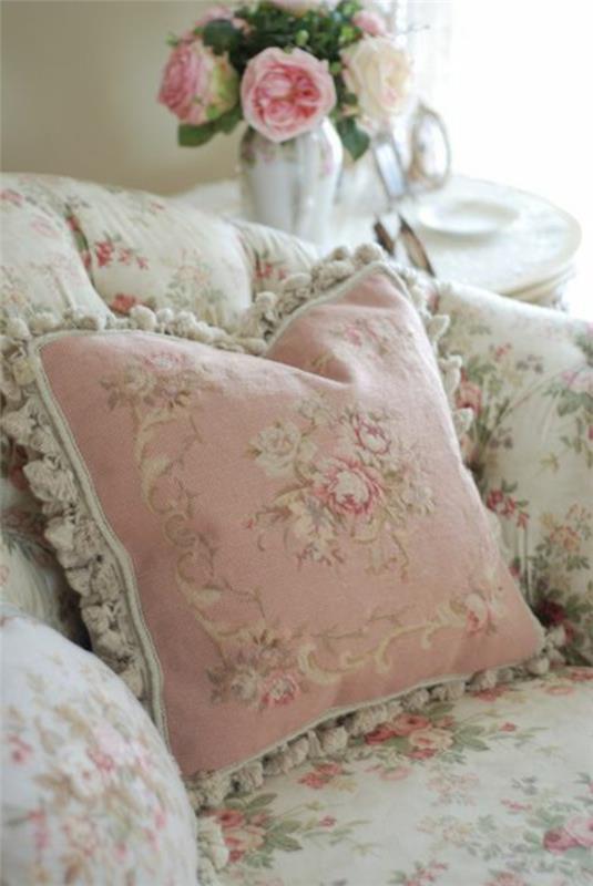 tyyny maalaistyylinen vaaleanpunainen valkoinen kukkakuvio romanttinen
