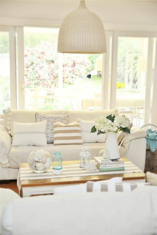 tyyny maalaistyylinen valkoinen sohva kukat pöytäkoristeet