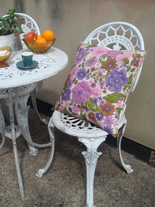 tyynyliinat vintage kukkakuvio valkoiset huonekalut