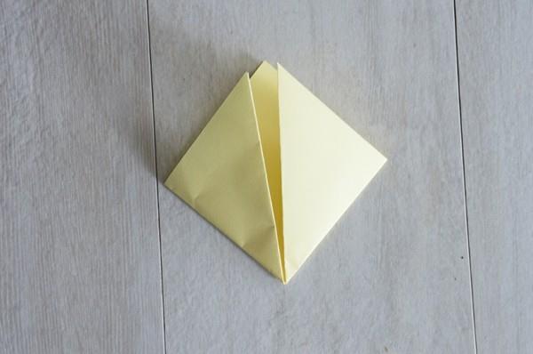 Chick pääsiäinen käsitöitä keltaisella paperilla