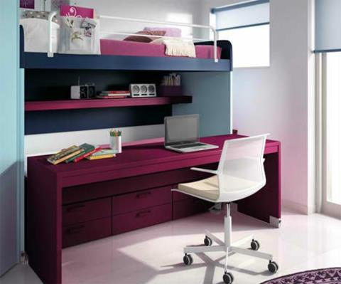 tyylikäs lastenhuoneen violetti väri työpöydälle