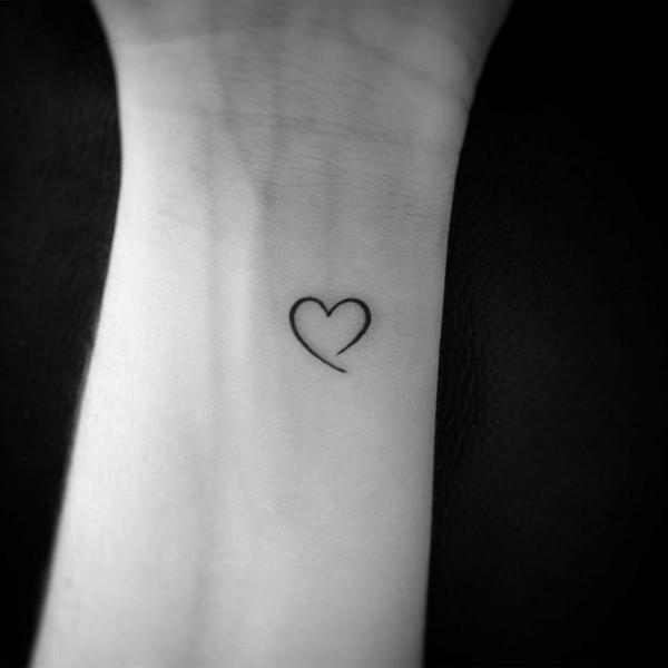klassiset mini -tatuoinnit naisten ranteessa