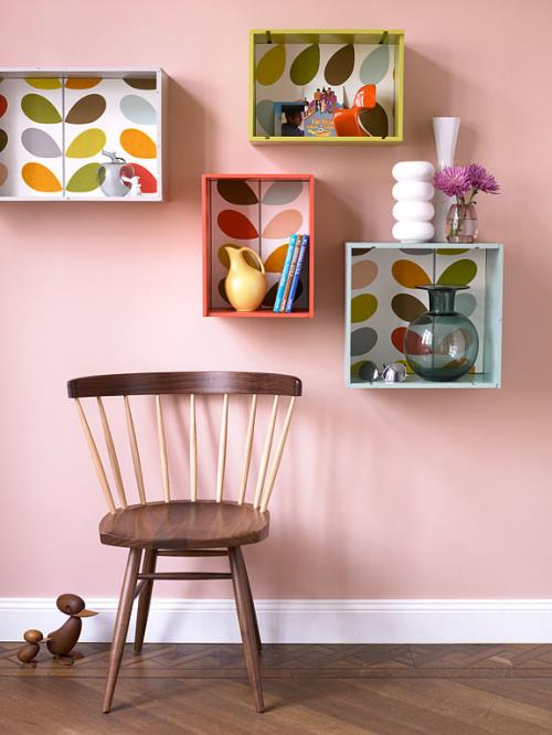 klassiset huonekalut, jotka on valmistettu luonnonpuusta hyllyistä kirkkain värein yhdistettyjä vaaleanpunaisia ​​seinäkoristeita