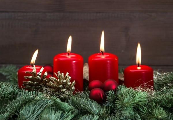 tee klassinen adventtiseppele itsellesi punaiset kynttilät kultakartiot kuusenvihreä