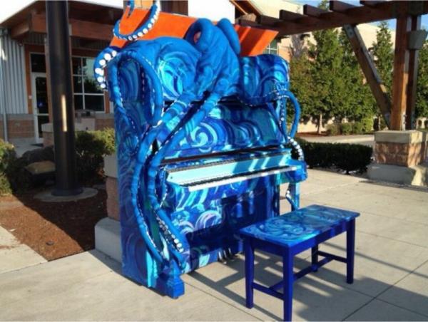 Opi pianoa verkossa kalmari sininen