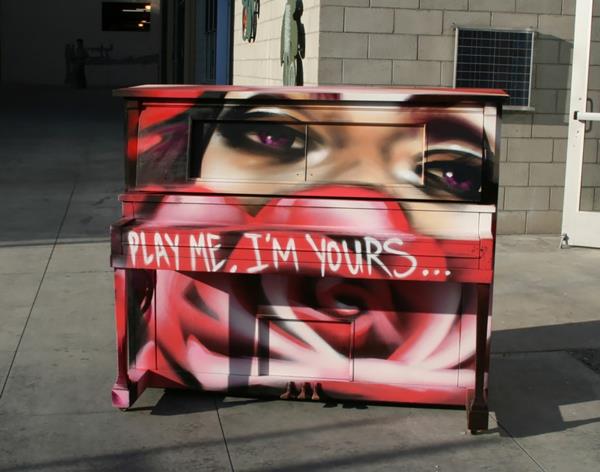 oppia soittamaan pianon naisen kasvoja