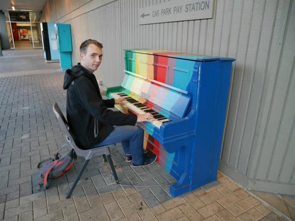 oppia soittamaan pianoa punainen sininen keltainen