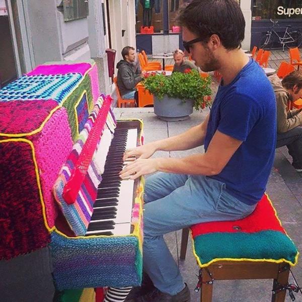 pianonäppäimet flyygeli neuleet puettuna