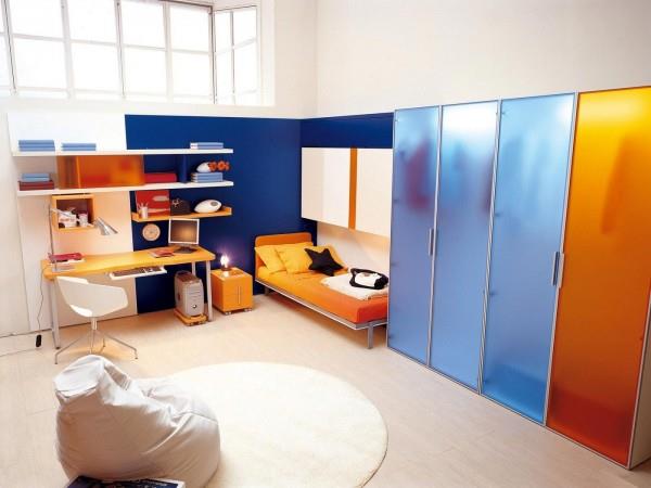 vaatekaappi sininen oranssi hyllyt seinä lastenhuone muutetut huonekalut