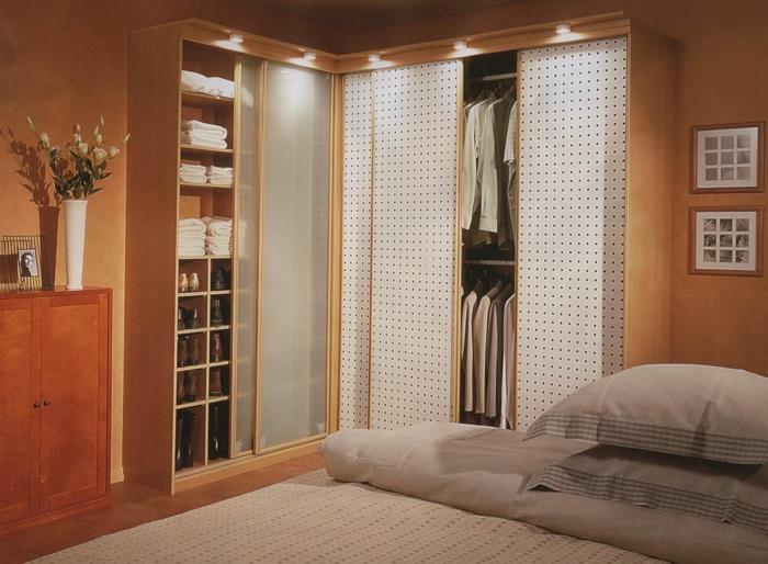 vaatekaappi kulmavalot makuuhuoneen kukat vaatekaappi suunnittelu kulma makuuhuone sisustus kukkia