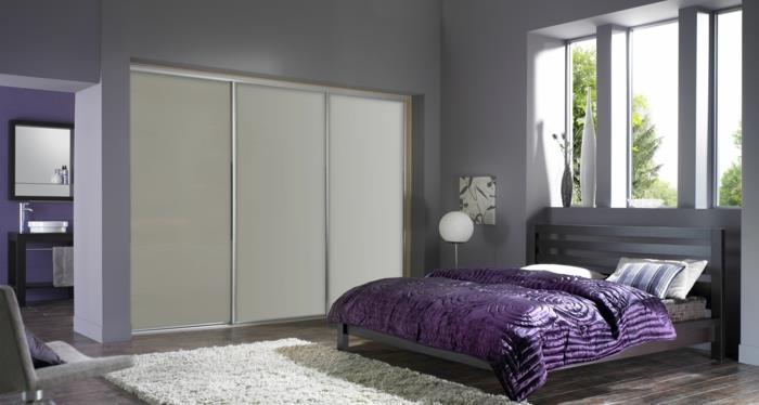 vaatekaappi suunnittelu violetti aksentti harmaa seinät elävät ideat makuuhuone