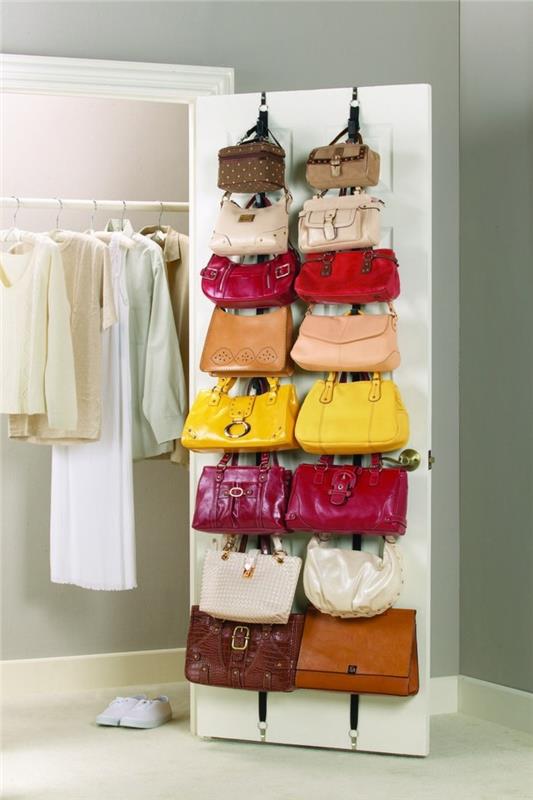 vaatekaappi järjestää pussit värit konmari -menetelmä