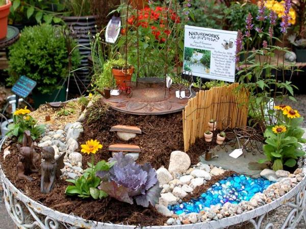 luoda pieniä puutarhoja metallituolit pöytä penkki