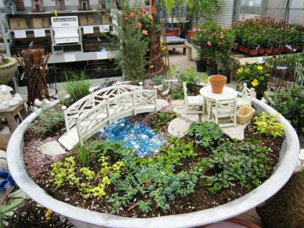 luoda pieniä puutarhoja pienoiskoossa puinen silta pyöreän pöydän tuolit