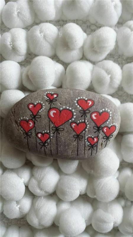 maalaa pieniä sydämiä joen kiville