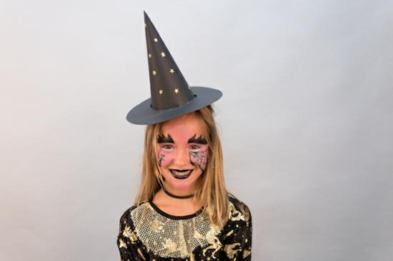 pieni noita tekee meikki halloweenjuhlia