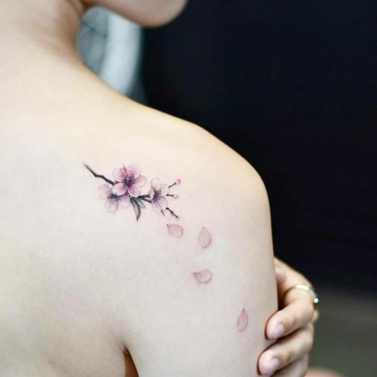 pieni kirsikankukka tatuointi sakura olkapäällä