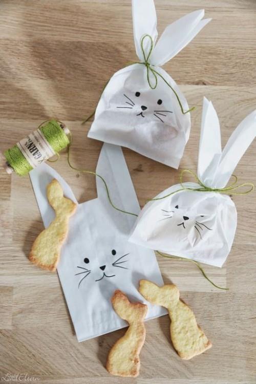 tee pieniä pääsiäislahjoja pääsiäispupuja paperipusseja