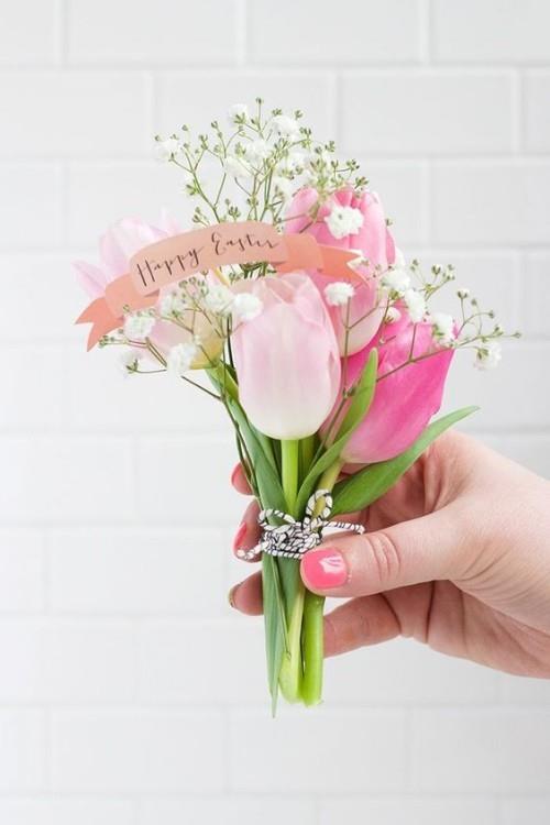 pienet pääsiäinen lahjat tulppaanit gypsophila kimppu