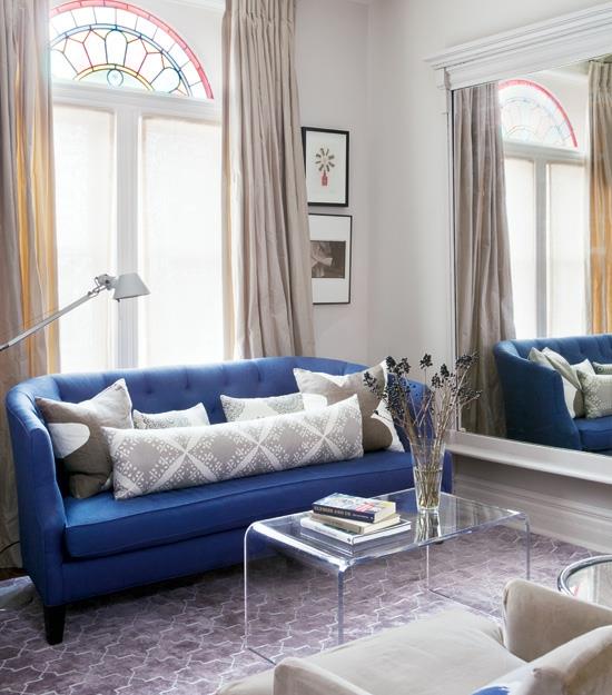 pienet huoneet tyylikäs design olohuone sininen sohva