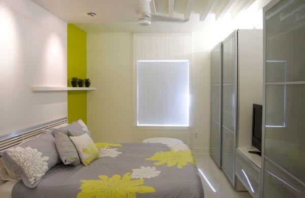 Luo pieniä makuuhuoneita harmailla päiväpeitteillä, kukkakuvioilla ja neonvihreillä aksentteilla