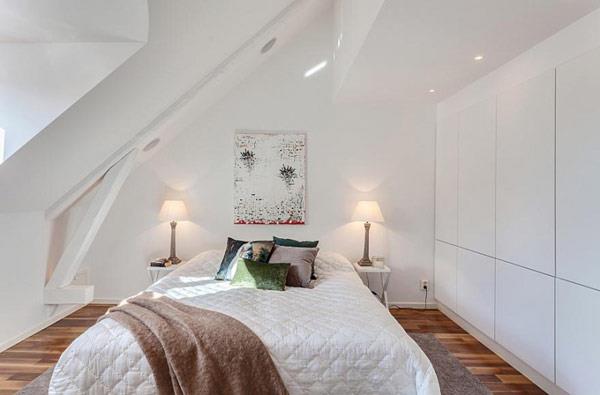 Luovasti suunniteltu pieni makuuhuone kirkkaan valkoinen ruskea villapeite