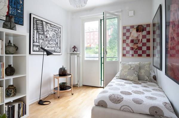 Suunnittele luovasti pienen makuuhuoneen seinätaide mustavalkoisena ja hieno lattiavalaisin