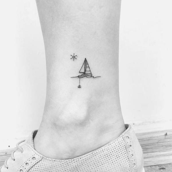 pieni tatuointikoristeellinen vene